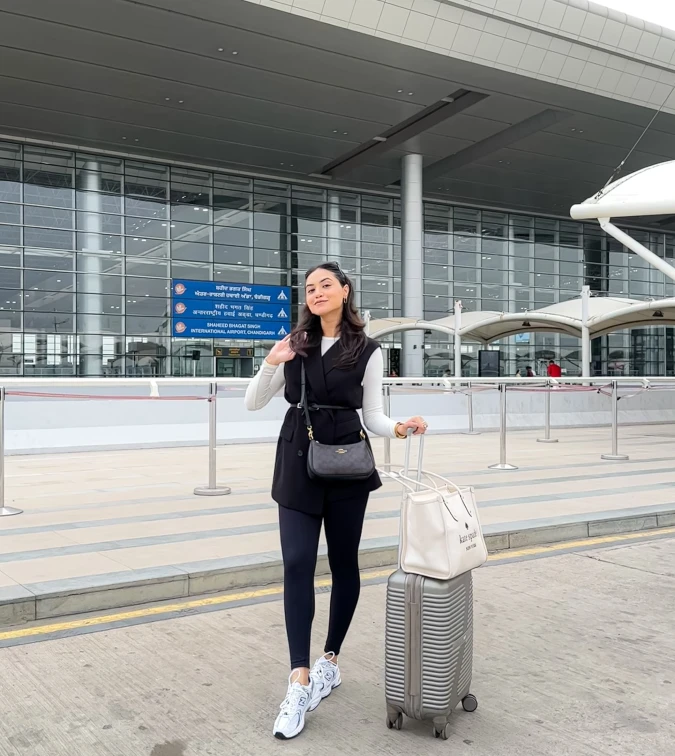 Black Vest Layering: Polished Travel Athleisure