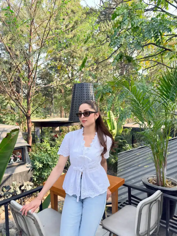 Breezy White Eyelet Top and Denim for Effortless Weekend Brunch Style