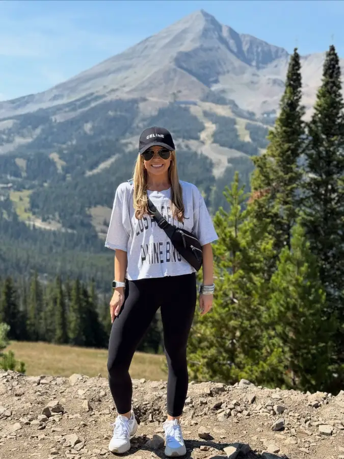 Casual Trail Style: Oversized Tees and Sleek Leggings for Weekend Adventures
