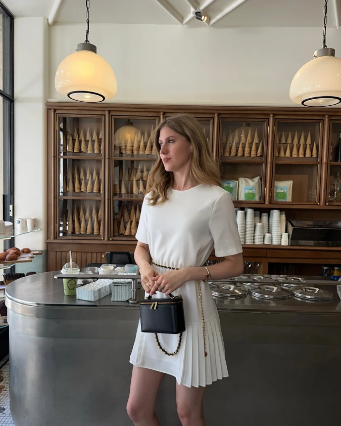 Classic White Loose Mini Dresses for Effortlessly Put Together Cafe Outings