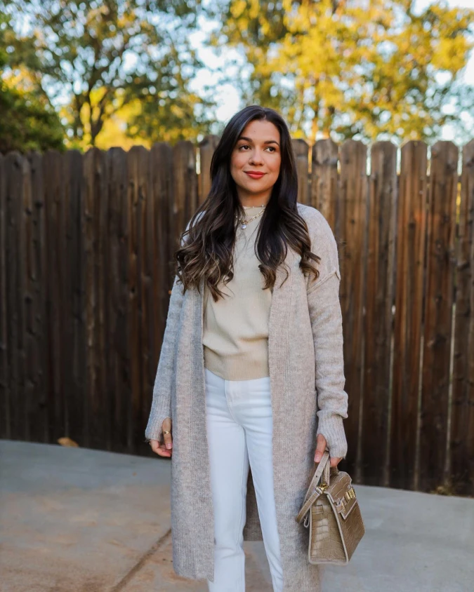 Cozy Neutral Layers and Textured Knits for Effortless Weekend Comfort