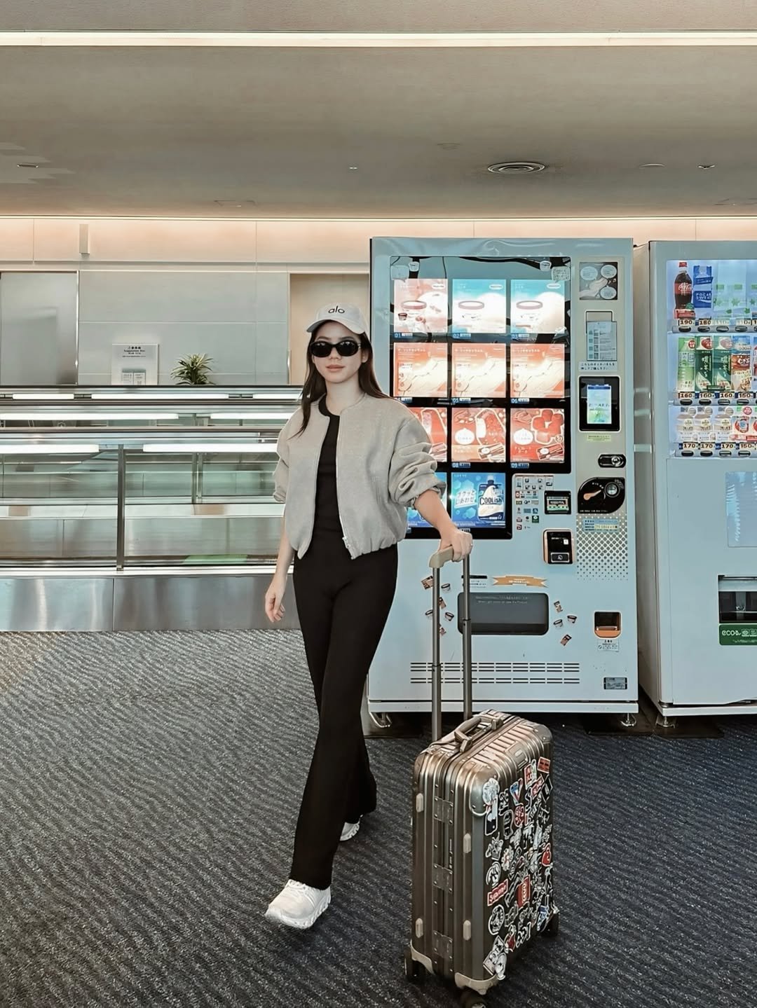Creamy Neutral Wide-Leg Airport Travel Style
