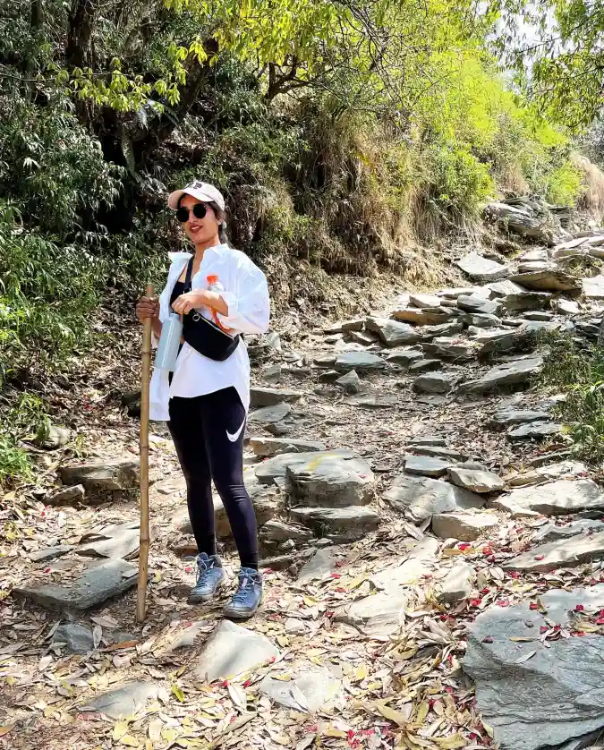 Crisp White Layers: Minimalist Activewear for Trail to Town Transitions