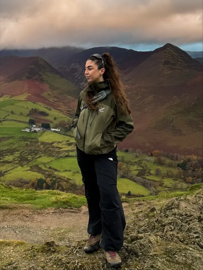 Earthy Olive Layers: Technical Jackets and Relaxed Trousers for Mountain Views