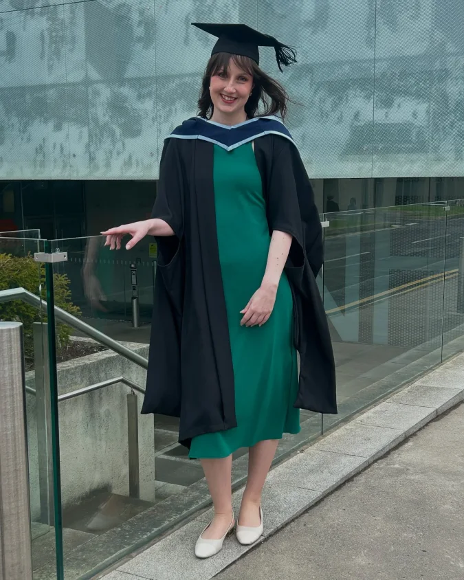 Emerald Midi Gown: Relaxed Elegance for Graduation Milestones