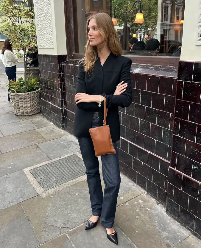 Minimalist Structure: Sharp Black Blazers for Effortless Office Elegance