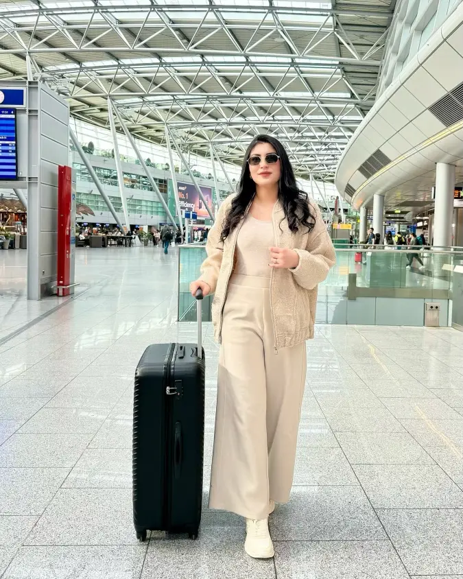 Neutral Texture Bliss: Modern Airport Cozy Wear