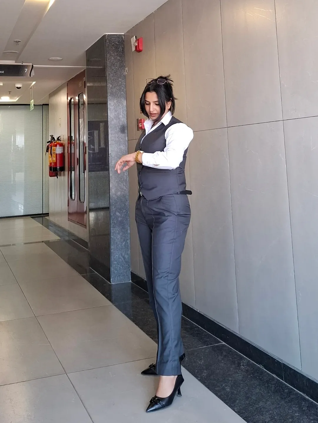Polished Grey Tailored Suit for Seamless Professional Power