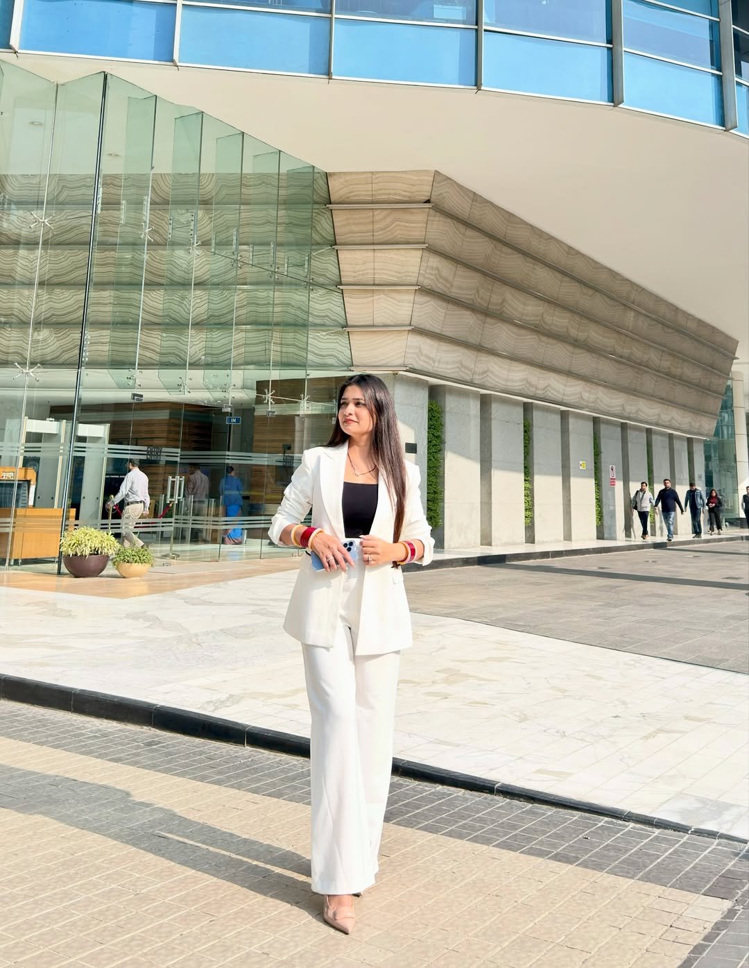Polished Off-White Wide-Leg Suit for Effortless Office Elegance