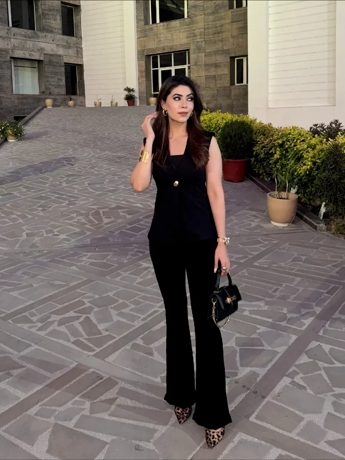 Sleek Monochrome Sets and Patterned Accents for Polished Daily Outfits