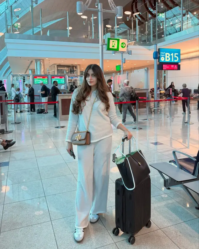 Soft Neutral Coordinates: Cozy Airport Travel Style