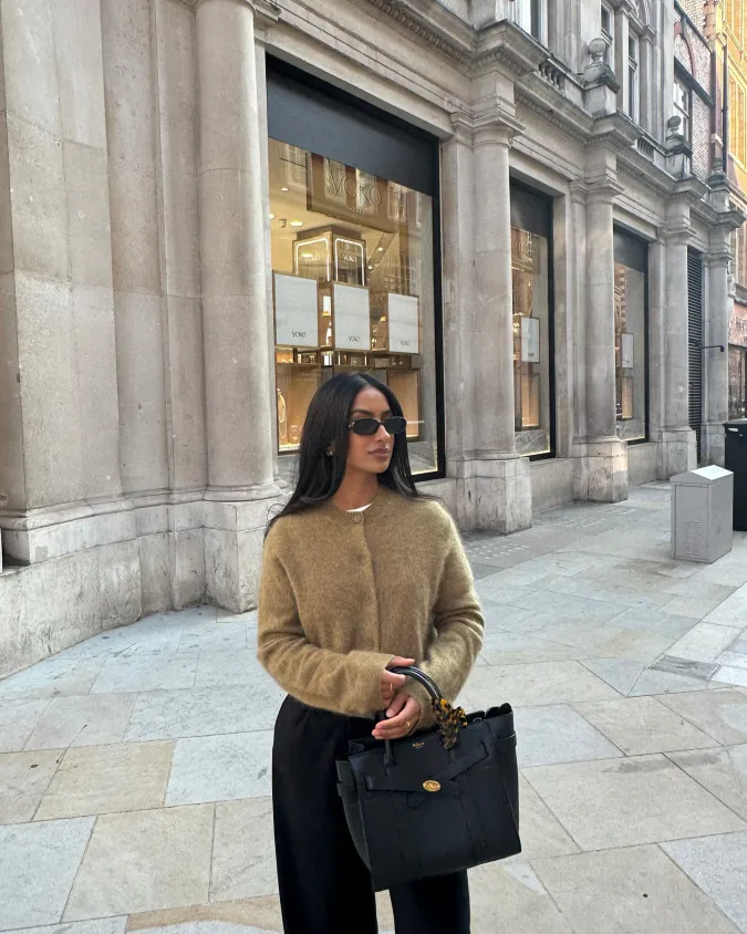 Soft Neutral Textures: Refined Cardigan Looks for Smooth Office Transitions
