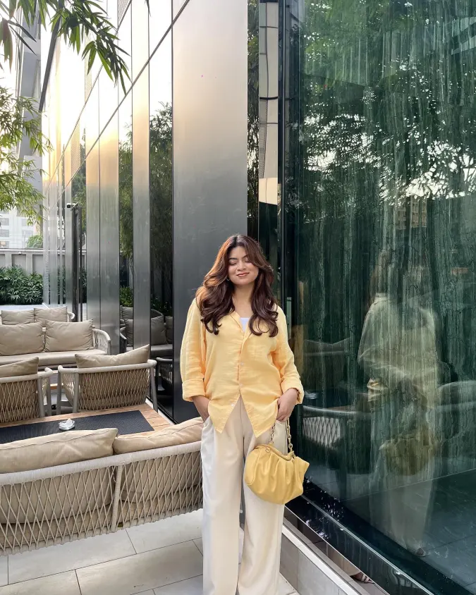 Soft Pastel Layers and Relaxed Linen for Effortless Summer Weekend Style