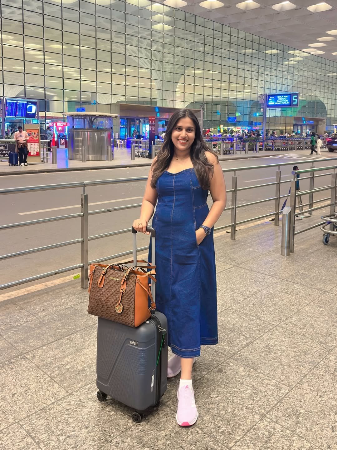 Streamlined Indigo Blue Denim for Effortless Travel Days