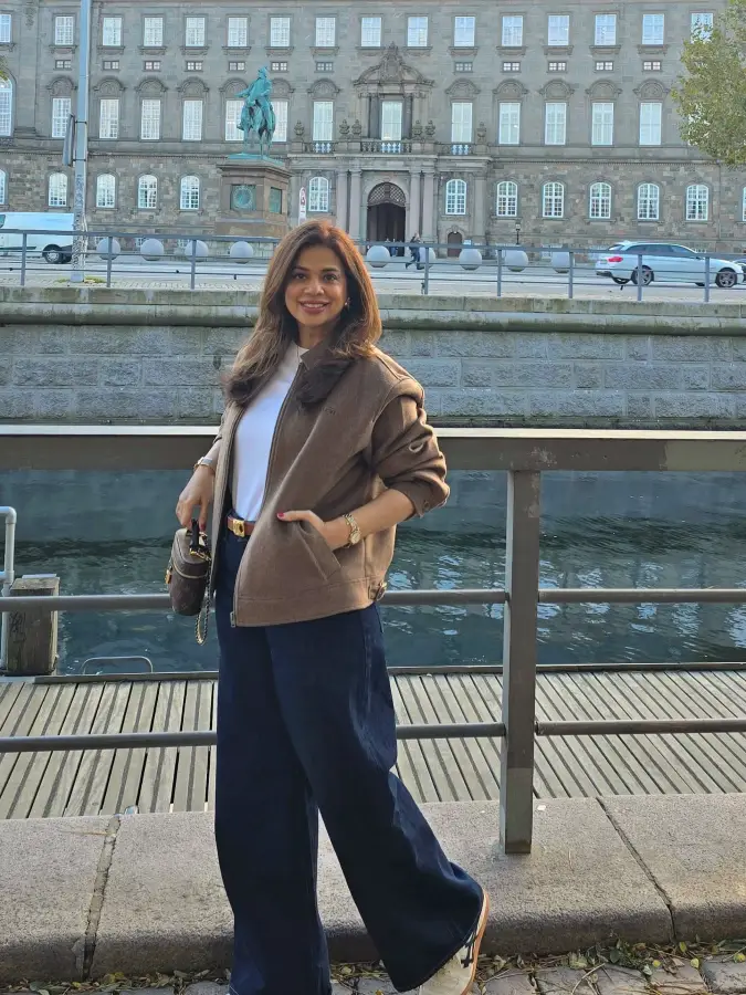 Structured Brown Jacket: Effortless Travel Layering