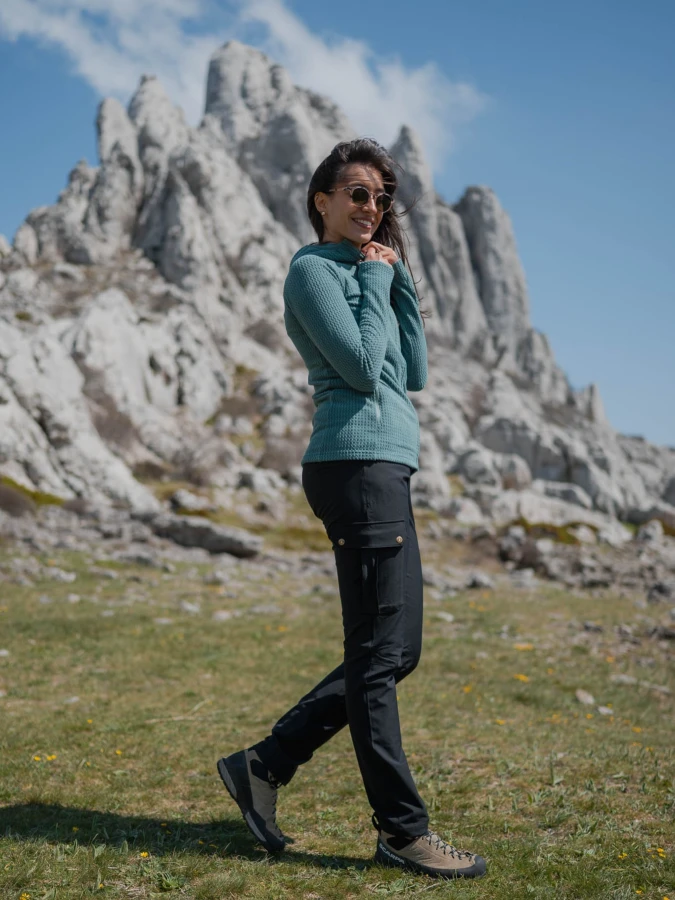 Textured Teal Layers: Breathable Grid Fleece and Cargo Style for Mountain Adventures