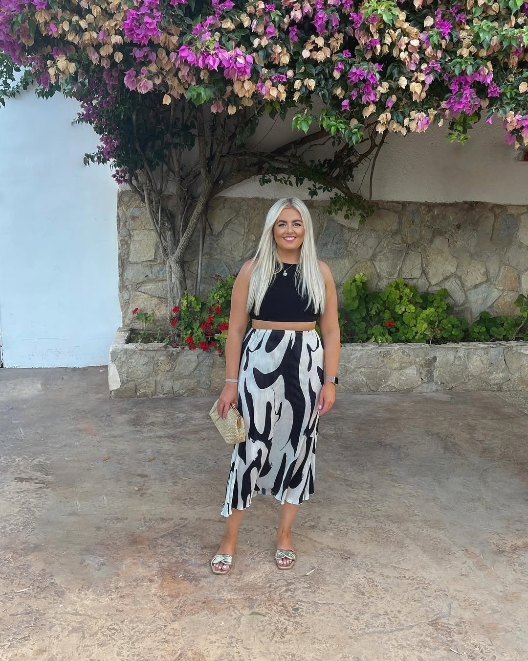 Bold Monochrome Flow Relaxed Vacation Style