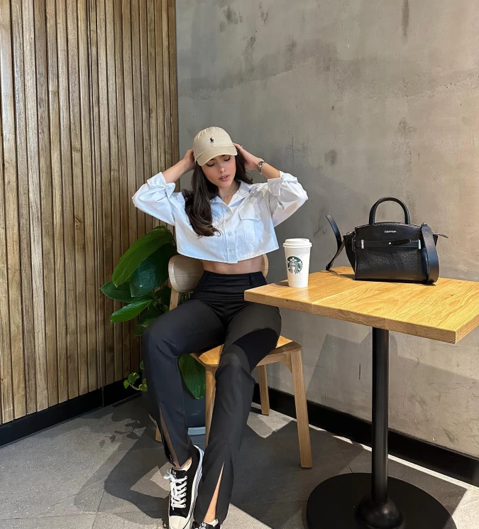 Casual Monochrome Coffee Shop Study Outfit