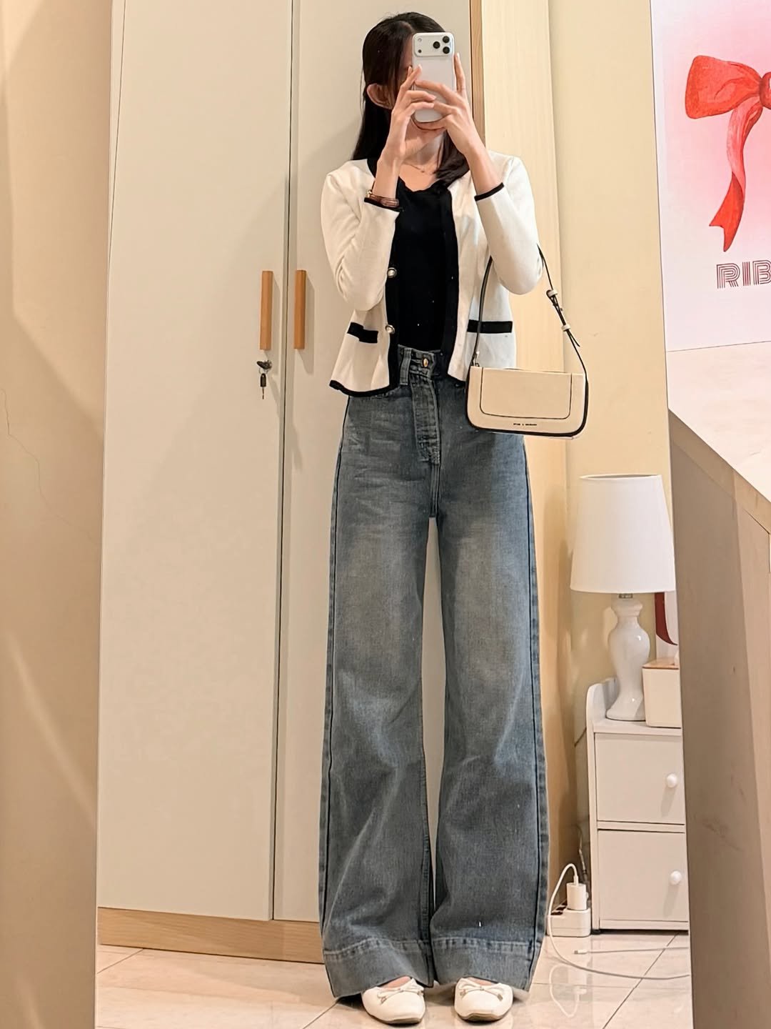 Chic Neutral Wide-Leg Denim Elevate Everyday Style