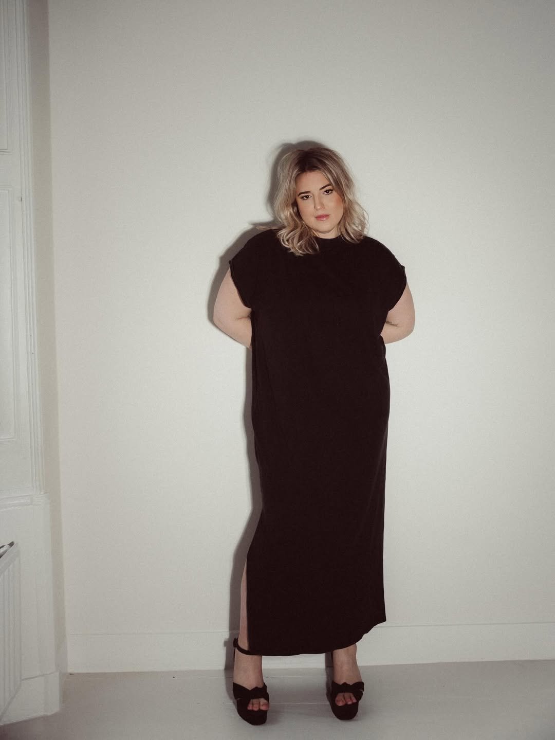 Effortless Monochrome Maxi Relaxed All-Black Comfort for Curvy Casual Outfits for August 2026