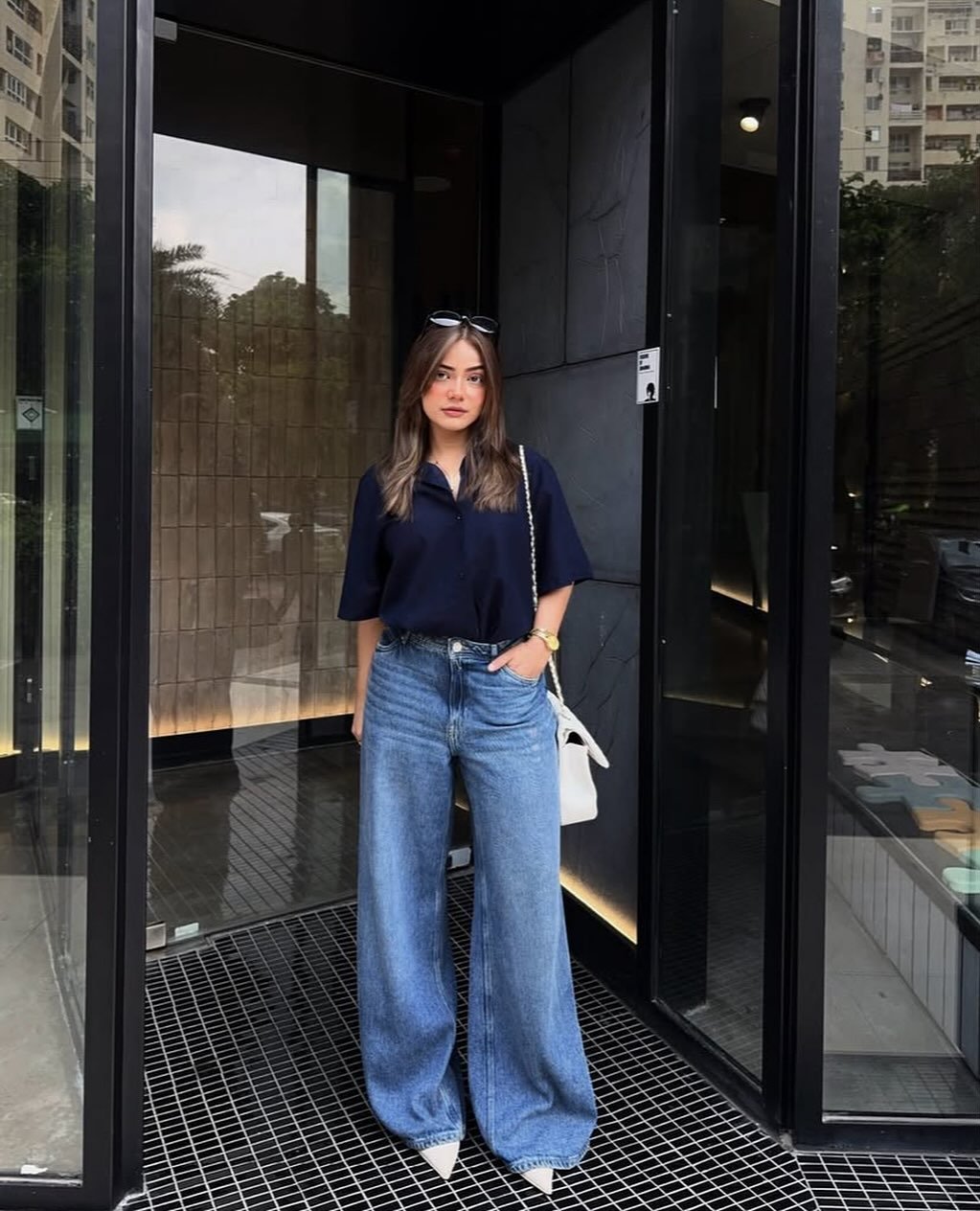 Mid-Wash Wide-Leg Jeans with Navy Short-Sleeve Button-Down and Pointed Heels