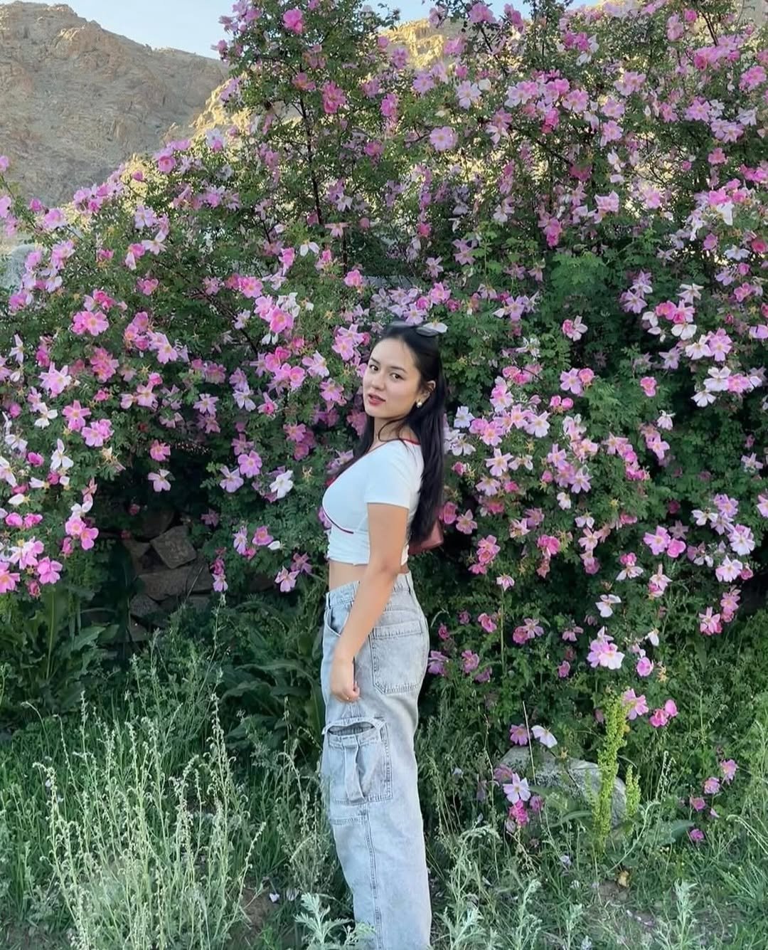 Relaxed Blue and White Cargo Outfits