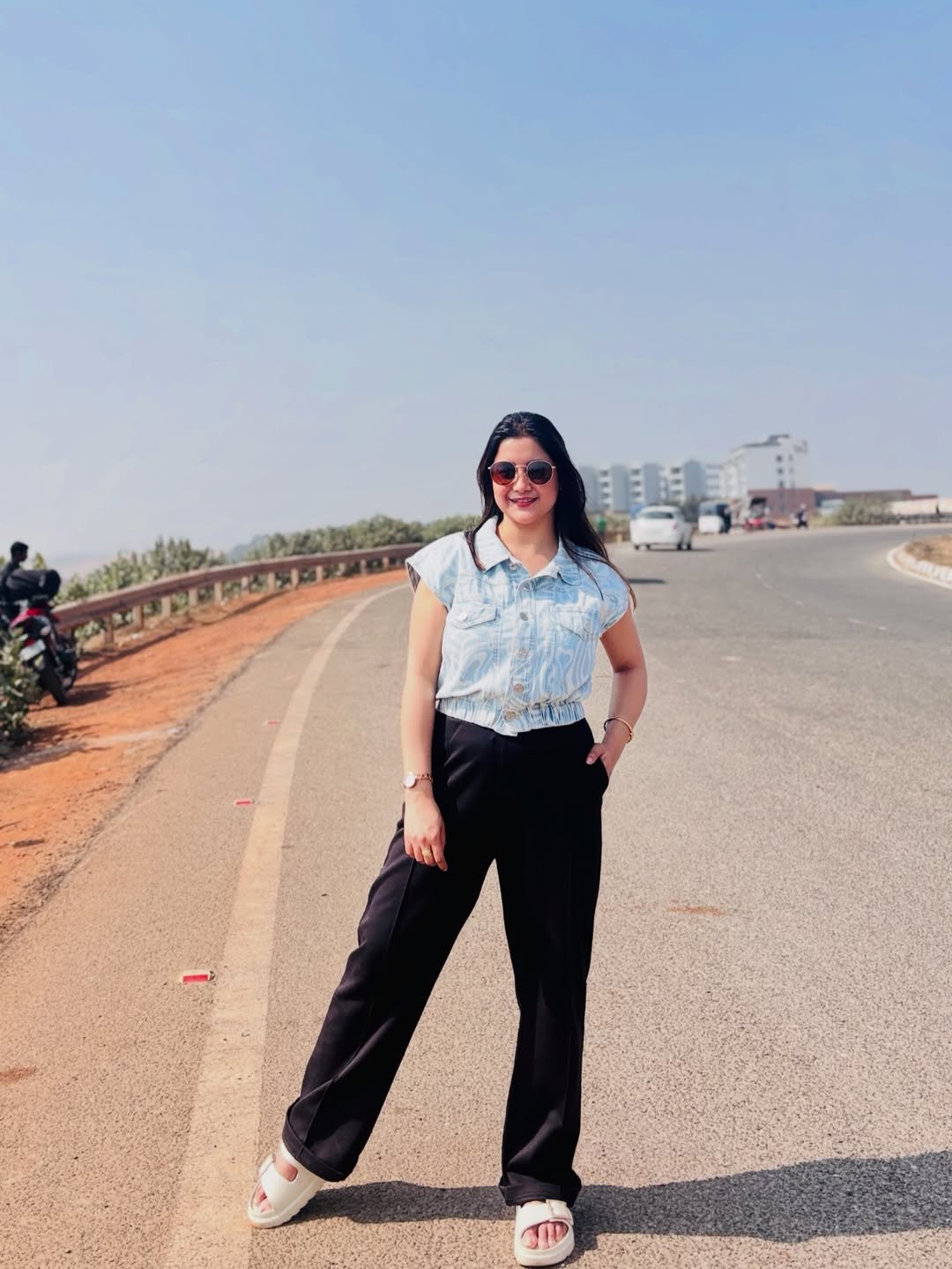 Short-Sleeve Denim Shirt with Black Wide-Leg Trousers and White Slides
