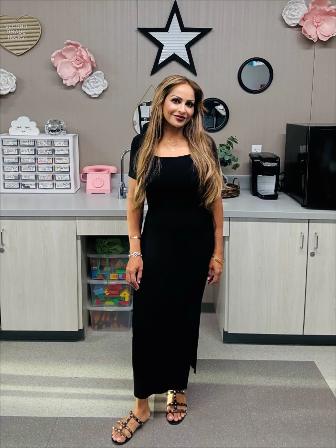 Sleek Black Maxi Dress With Easy Flat Sandals For Simple School Pickup Mom Style