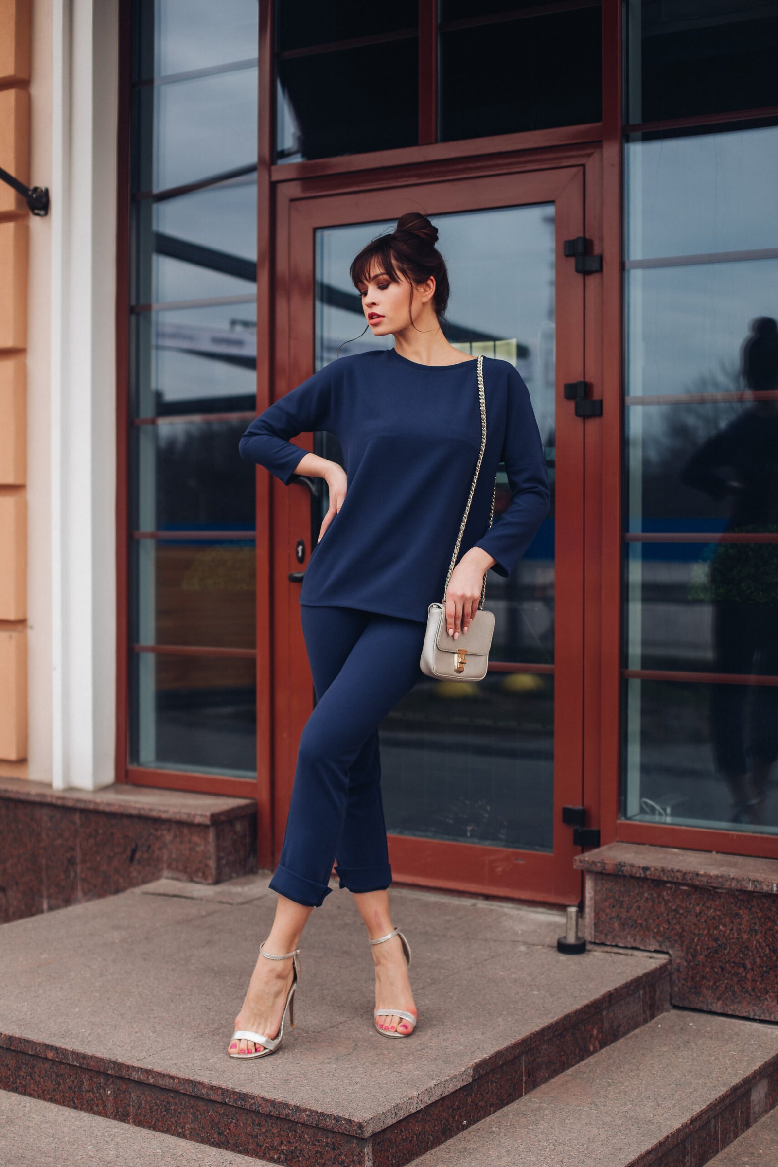 Sleek Deep Blue Comfortable Set: Relaxed Dinner Style