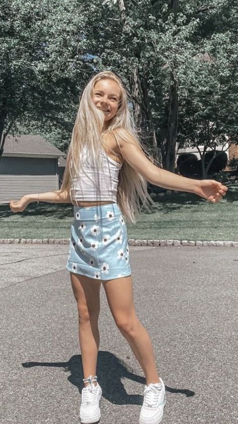 Sunshine and Daisies Easy Blue and White Style for Active Days