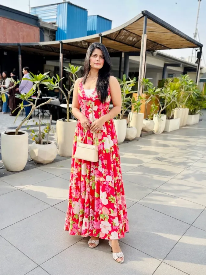 Vibrant Pink Floral Maxi Dress with Relaxed Resort Style for Petite Women
