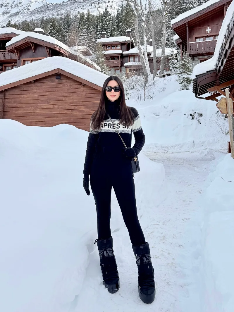 Black and White Graphic Knit Sweater with Fitted Leggings and Snow Boots