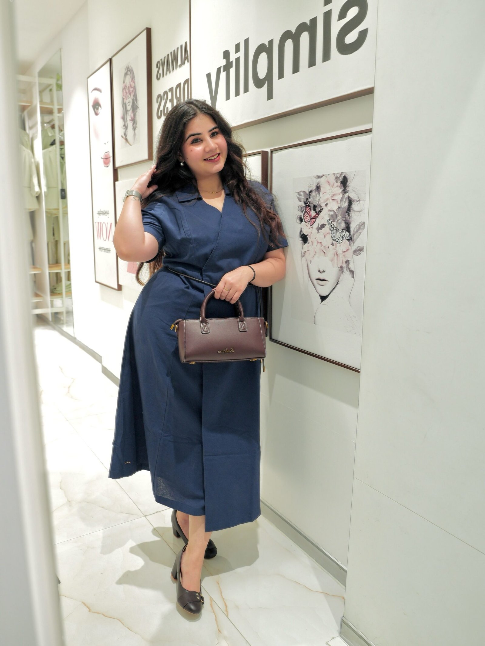 Navy Short-Sleeve Midi Dress with Vertical Pinstripes and White Sneakers