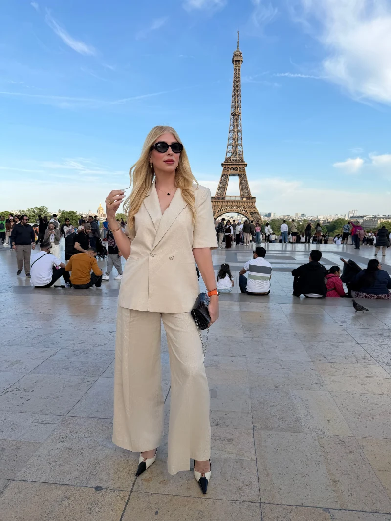 Short-Sleeve Beige Blazer with Matching Wide-Leg Trousers and Cap-Toe Pumps
